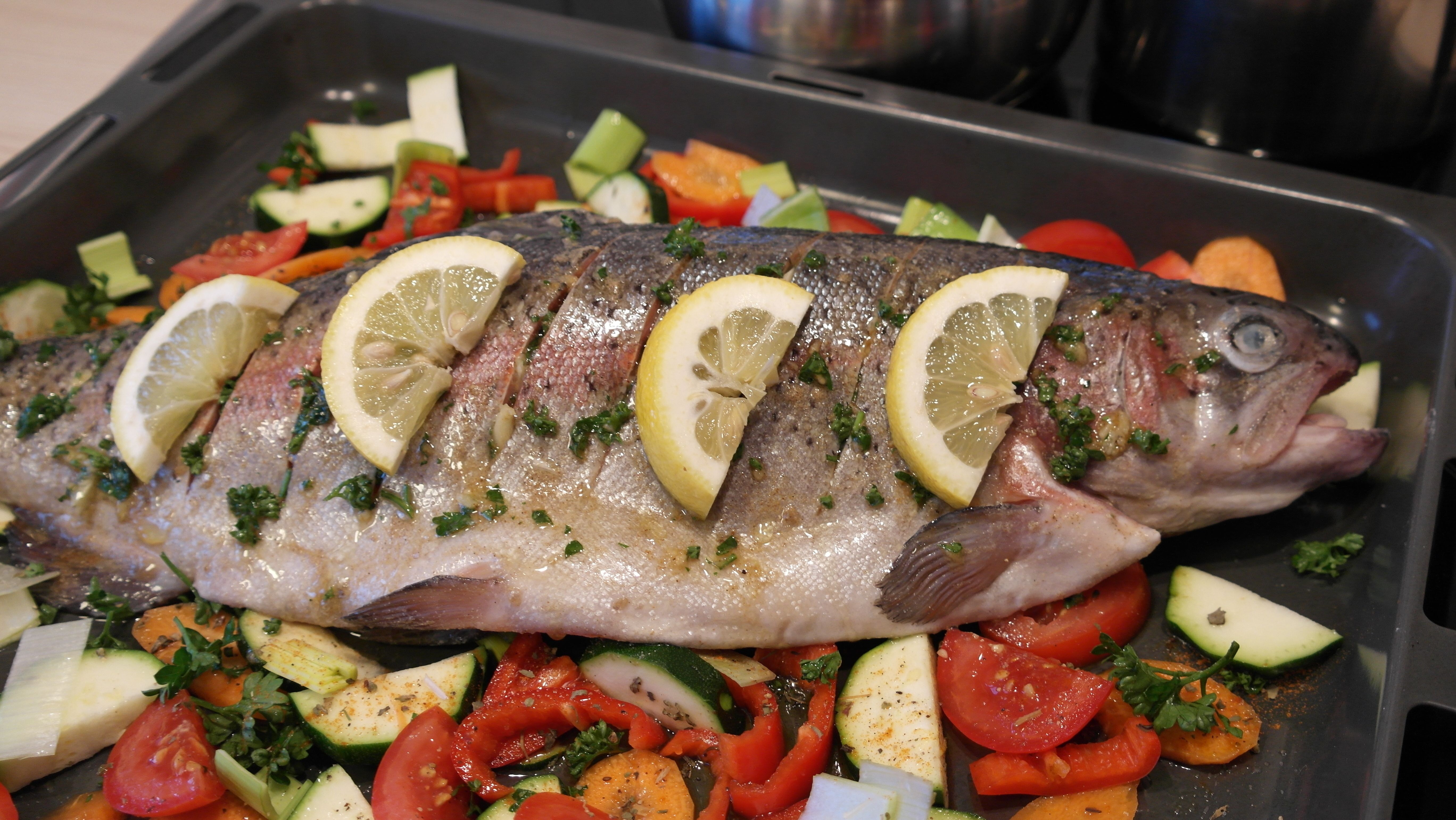 Poisson cuisiné avec du citron et des légumes